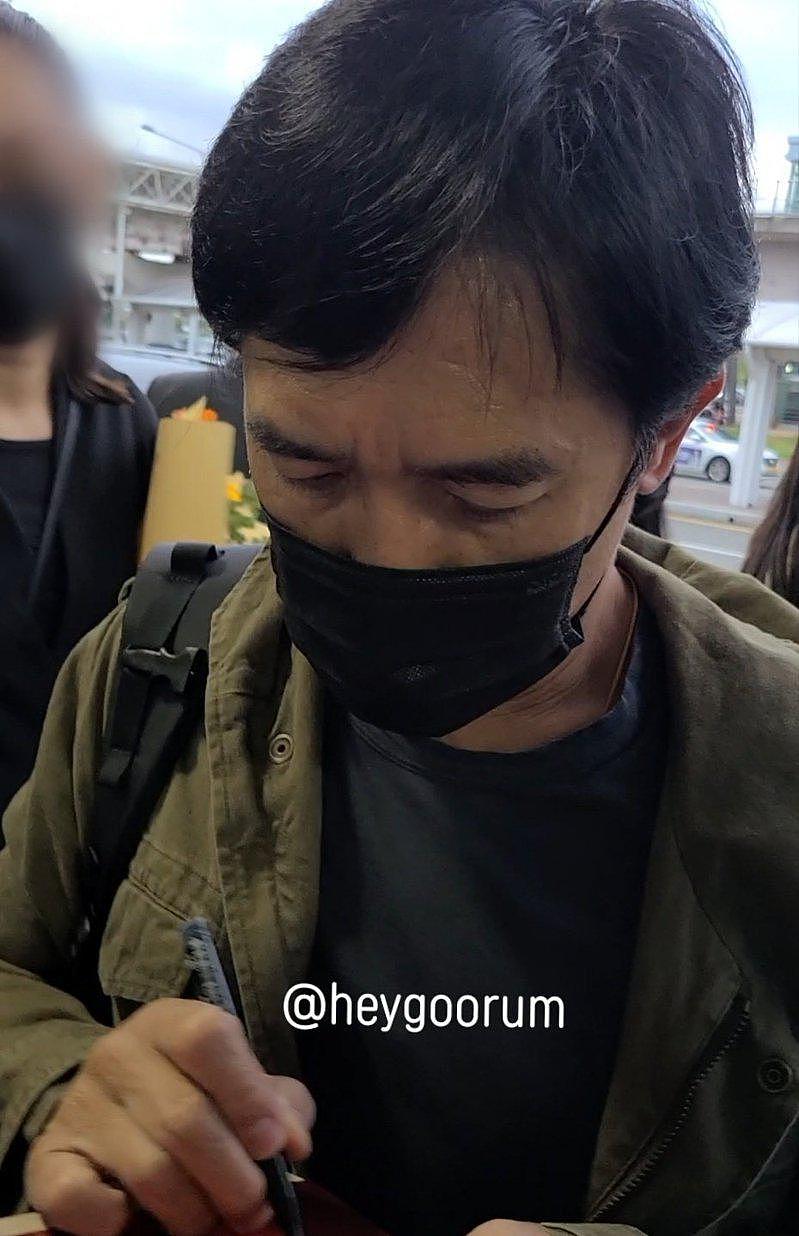 梁朝伟在机场亲切为粉丝签名。 （取材自推特）