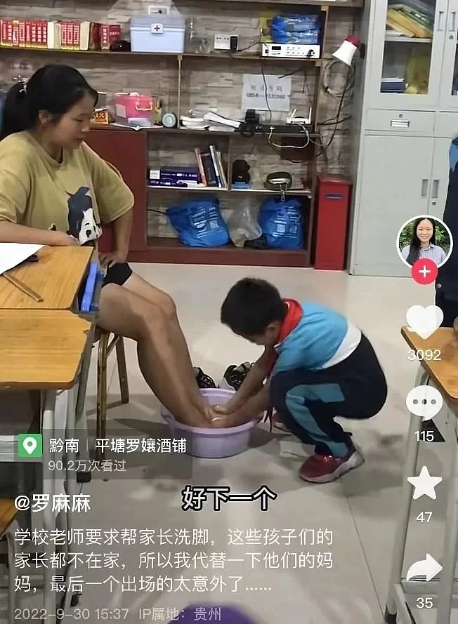 中国留守儿童排队摆拍喂猪，不知该哭该笑（组图） - 2
