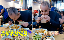 71岁王石近况曝光，现身小吃店大口干饭太享受，头发花白状态好（组图）