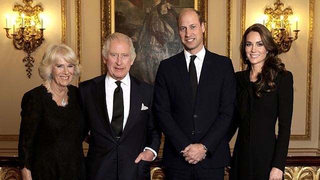 查尔斯国王夫妇、威尔士亲王威廉王子夫妇的最新合影。