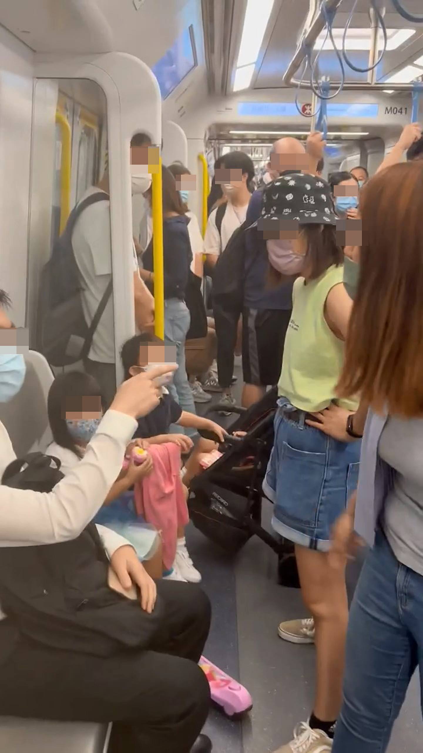 網上今日下午瘋傳多段港鐵車廂內的爭執影片。（影片截圖）