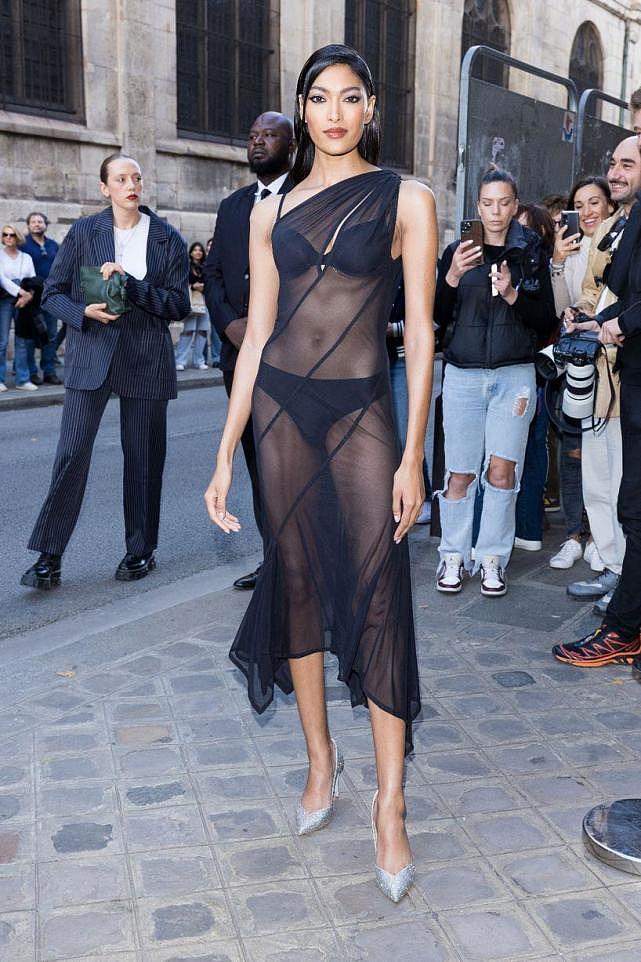巴黎时装周刮起一阵“热风”，众女模为博眼球，纷纷着透视装走秀（组图） - 11