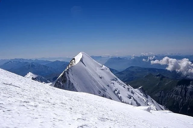 英国男子身穿薄运动服攀登阿尔卑斯最高峰！在冻死前5分钟获救（组图） - 3