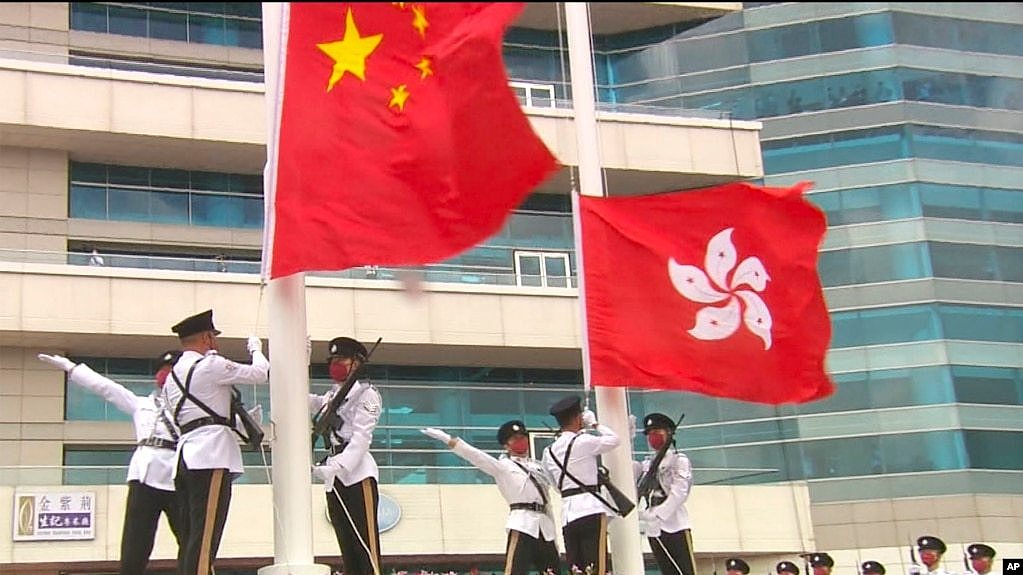 2022年10月1日香港纪律部队在香港会议中心外面紫荆花广场升起中华人民共和国国旗和香港特别行政区区旗。-照片来自香港政府