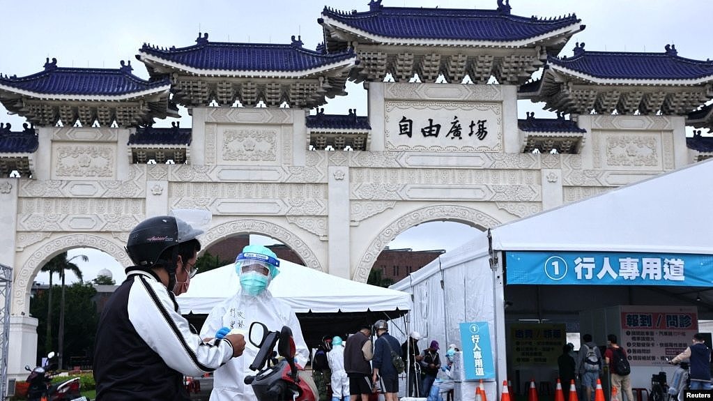 台湾民众在台北自由广场上搭起的检疫站接受新冠病毒检测。（2022年5月20日）