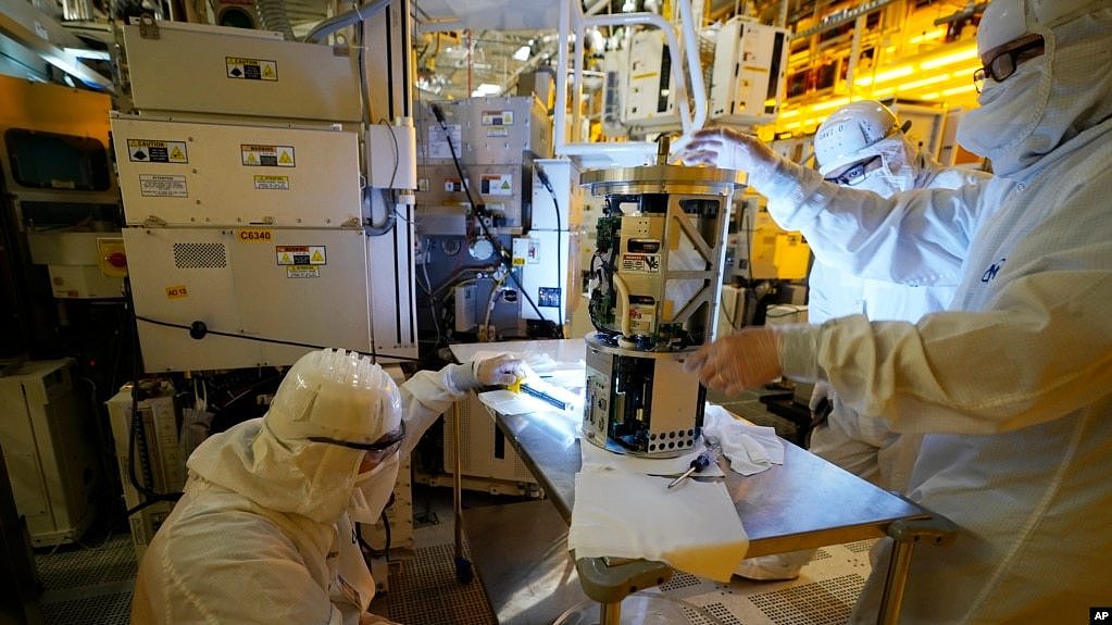 科技人员视察美光科技在弗吉尼亚州的汽车芯片加工厂(2022年2月11日）