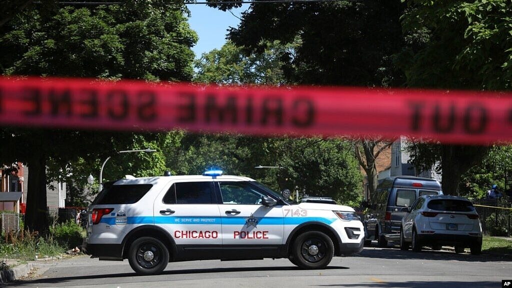 资料照片：芝加哥警察在芝加哥南区一个枪击案件进行现场调查（美联社2021年6月15日照片）