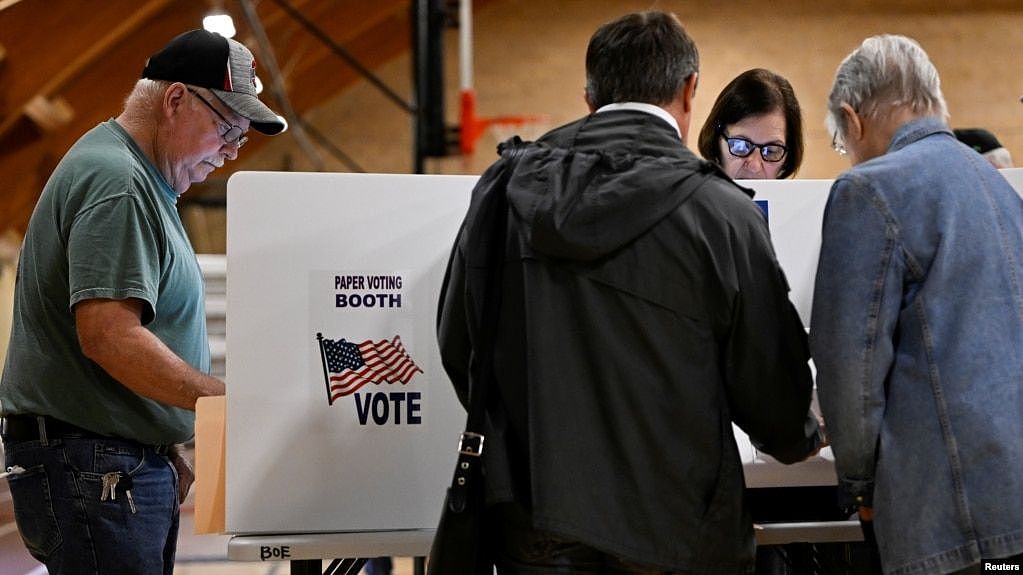 2022年5月3日，选民在俄亥俄州格罗夫城的中期初选中投票。（路透社照片）