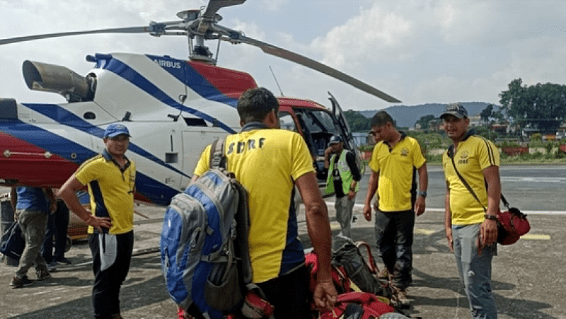 印度一登山队爬喜马拉雅山遇雪崩已致10死！直升机救援受限 （图） - 1