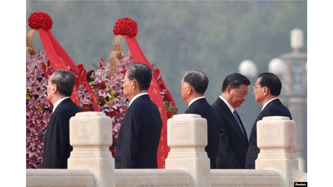 中国领导人习近平在中国国庆日期间出席天安门广场的烈士日纪念活动。（2022年9月30日）
