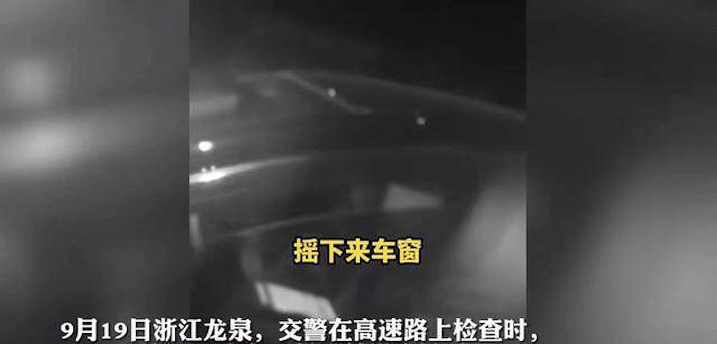 内地浙江省1对男女日前被交通警员拦下，当男司机摇下车窗时，却被发现下半身脱光光，他其后更辩称只因自己衣服被水弄湿了。 （微博影片截图）