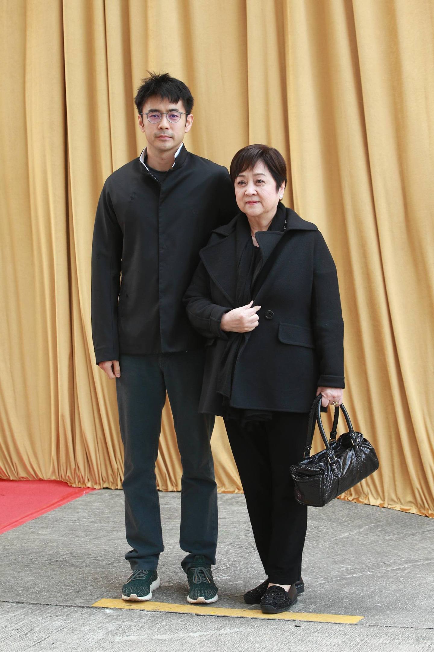 2017年12月，甄珍与章立衡（刘子千），在香港出席方逸华追悼会。 （视觉中国）