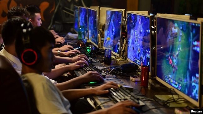 中国安徽省阜阳的一家网吧内年轻人在玩电子游戏。（2018年8月20日）