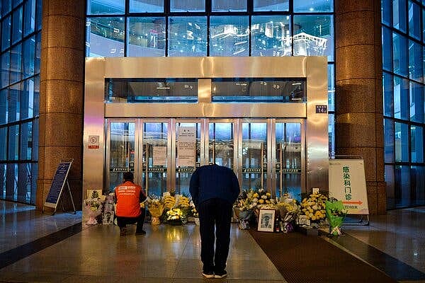 2020年2月7日，人们来到武汉市中心医院后湖院区门外悼念李文亮。