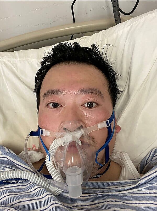 2020年1月，感染新冠病毒的李文亮在病床上向外界讲述了他被训诫的遭遇。