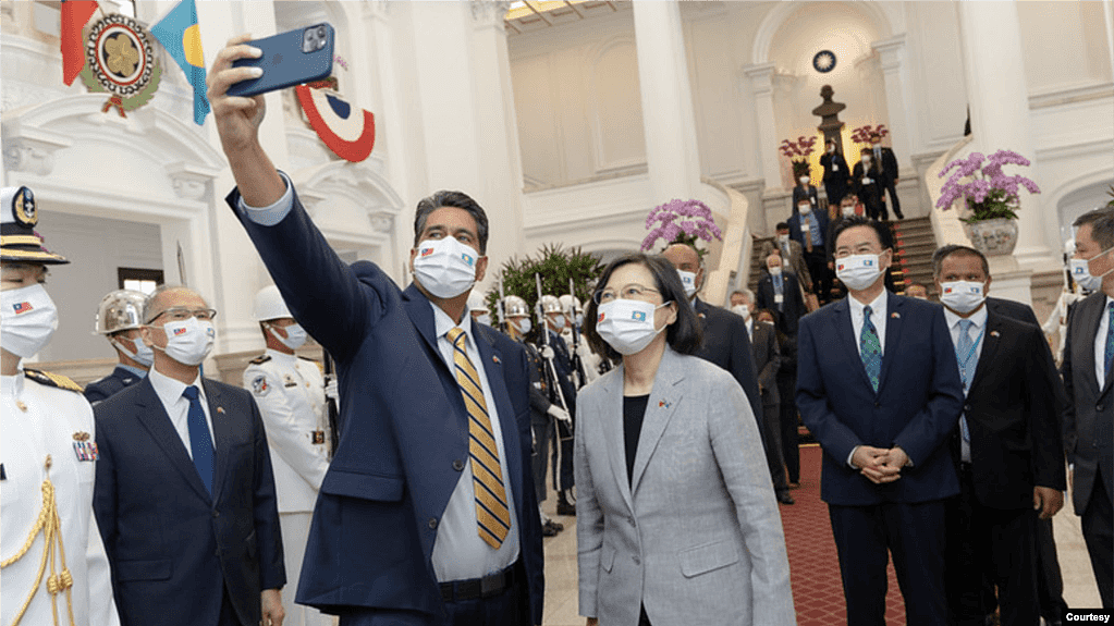 帕劳总统惠恕仁2022年10月6日会见台湾总统蔡英文时拿着手机自拍合影（台湾总统府照片）