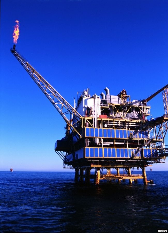 资料照：中国海洋石油公司在渤海湾的海上钻井平台。（2004年10月3日）