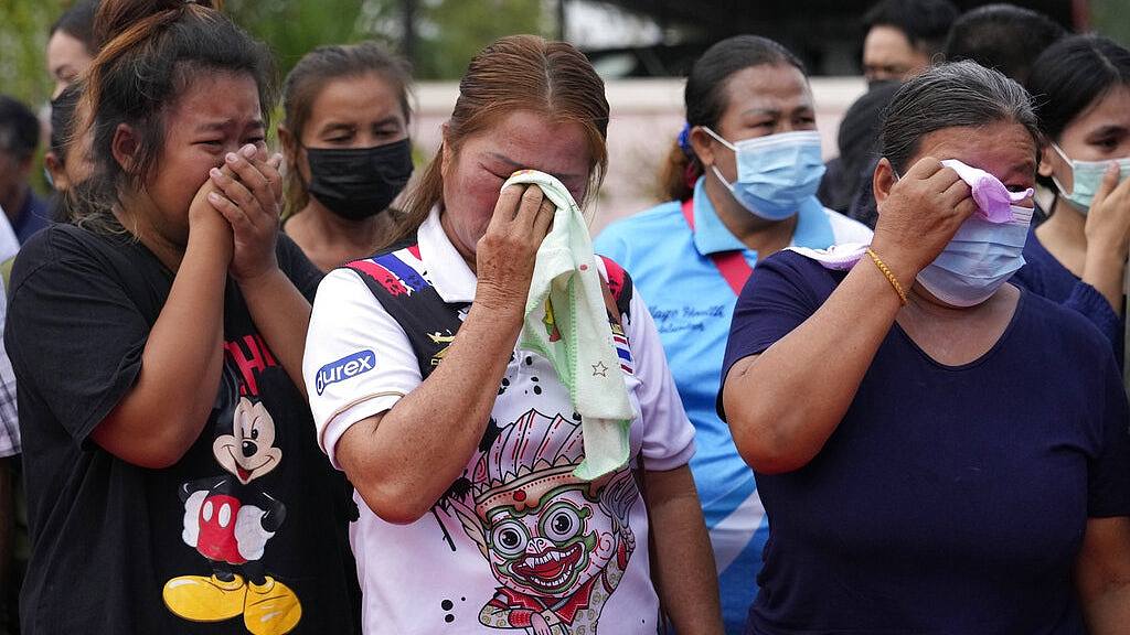 泰国托儿所惨案22童死「粉色小棺材」载满货车救援人员也受不了
