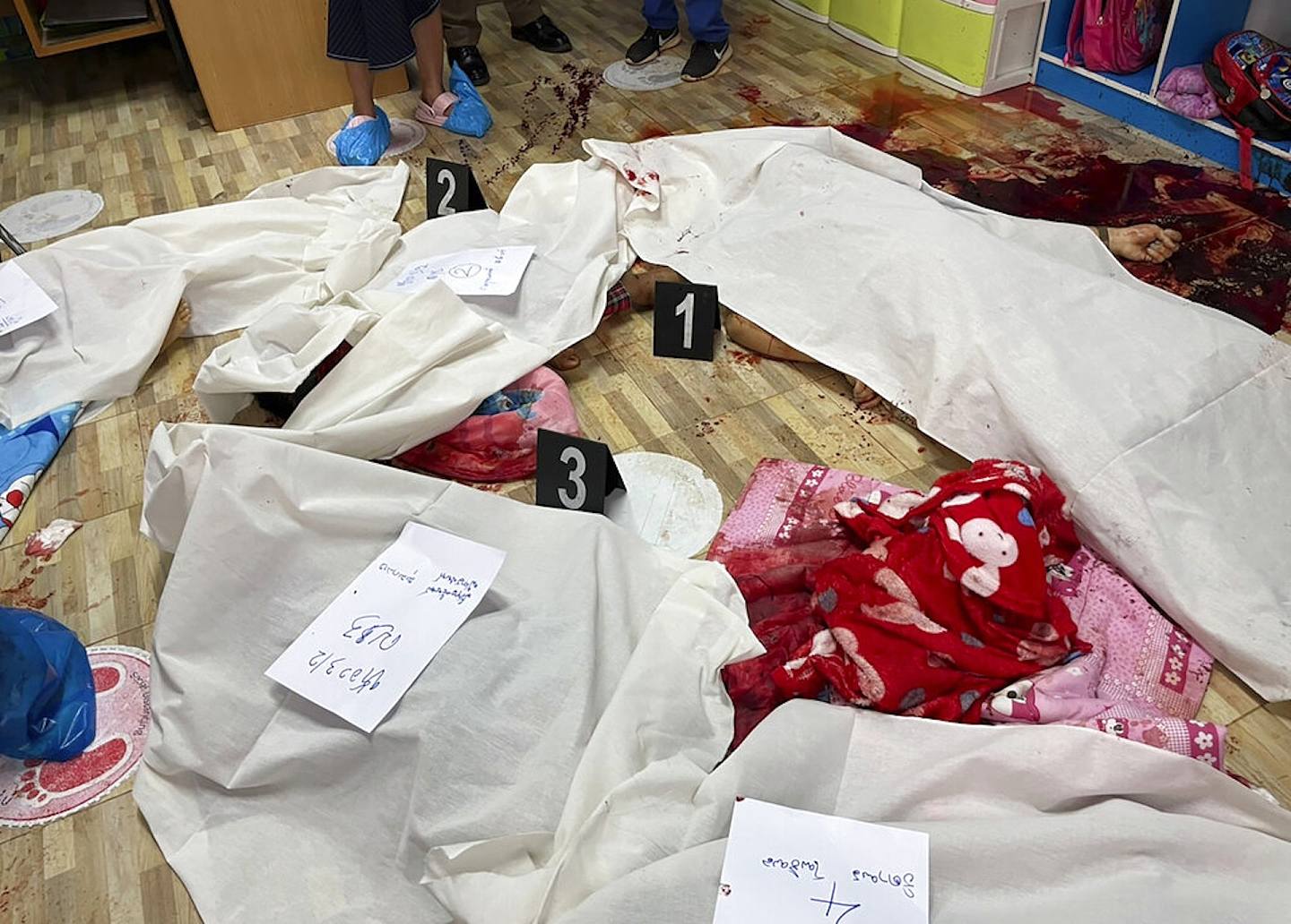 泰国托儿所惨案22童死，“粉色小棺材”载满货车，救援人员也受不了 （组图） - 5