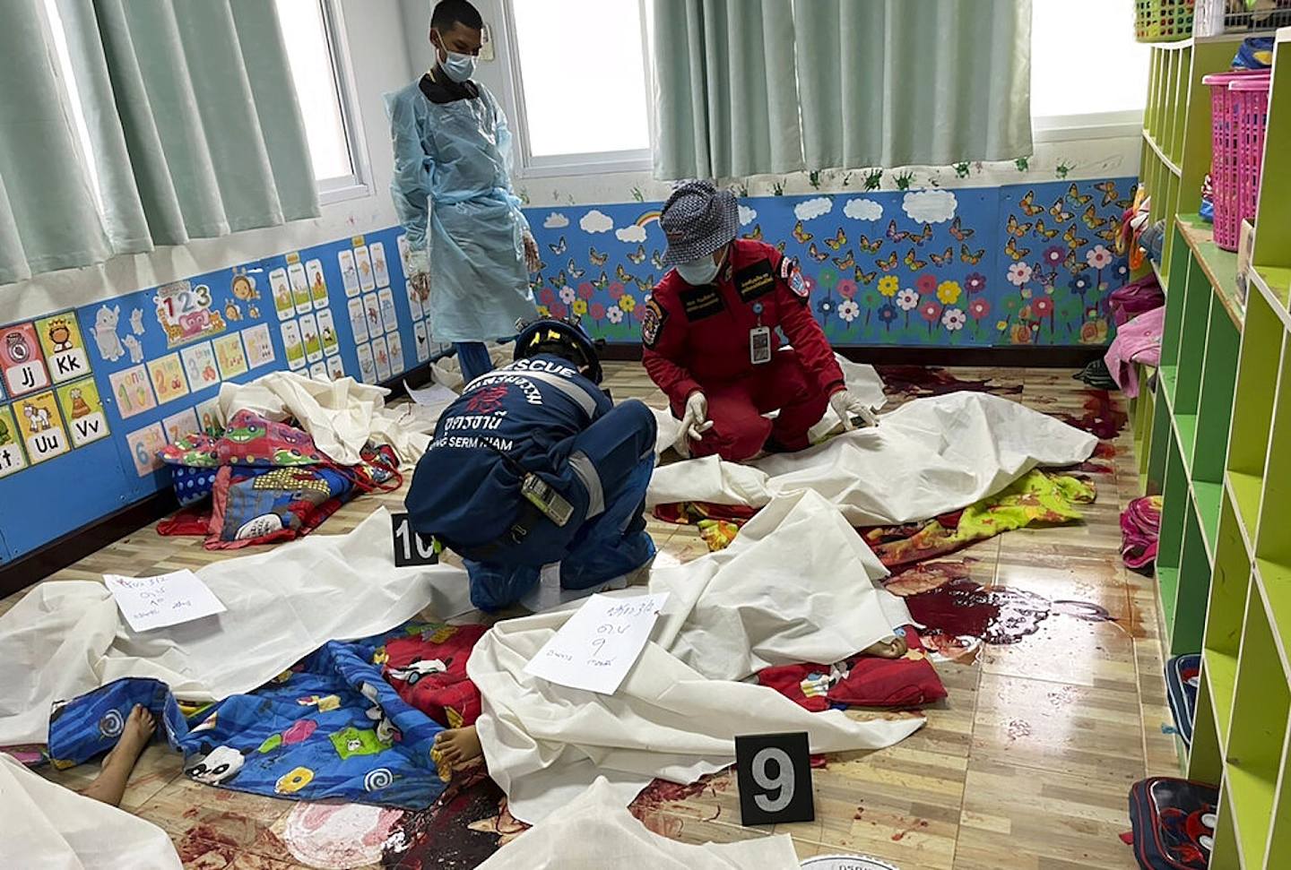 泰国托儿所惨案22童死，“粉色小棺材”载满货车，救援人员也受不了 （组图） - 4