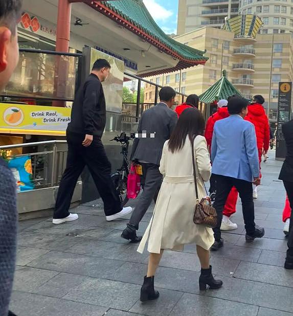 姚明带中国女篮悉尼唐人街就餐：一个人走在最后，一身运动装太低调（组图） - 1