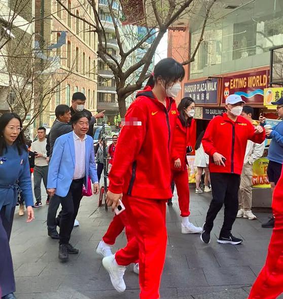 姚明带中国女篮悉尼唐人街就餐：一个人走在最后，一身运动装太低调（组图） - 2