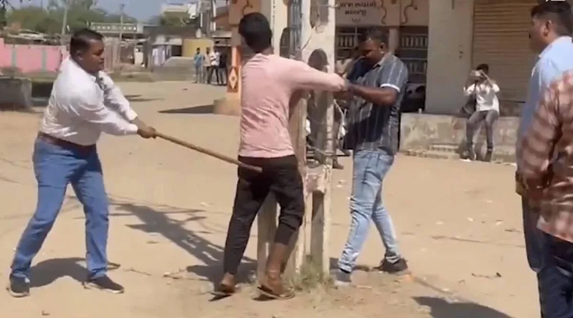 便衣警察抽打男子（图片来源：印度快报）