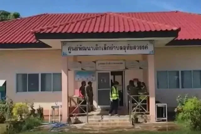 10月6日在泰国农磨兰普拍摄的发生枪击案的儿童日托中心（视频截图） 来源：新华社/美联
