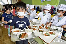 真实经历：日本公立小学午餐到底怎么样？（组图）