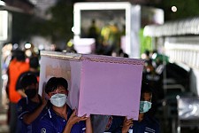 泰国托儿所惨案22童死，“粉色小棺材”载满货车，救援人员也受不了 （组图）