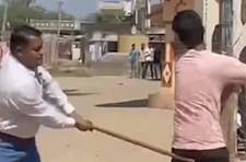 印度警察当街用警棍抽打几名肇事男子，将面临纪律处分（图）