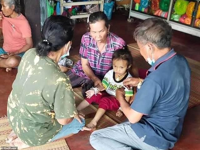 泰国3岁女孩蒙头睡，躲过屠刀；泰王带王后慰问，女兵跪地铺红毯（组图） - 1