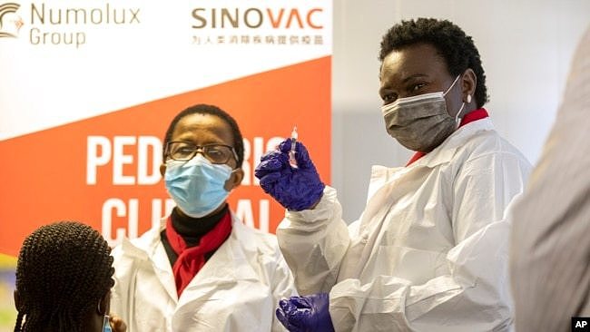 在南非比勒陀利亚，一名医护人员在为未成年人接种科兴新冠疫苗。(2021年9月10日)