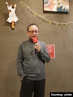 原名耀升的香港网台主办“桑杰斯”（普普）