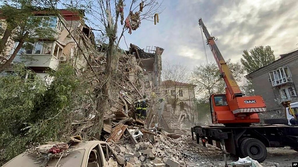 在乌克兰扎波罗热地区的一栋被炸毁的建筑，救援人员正在工作。（2022年10月6日）