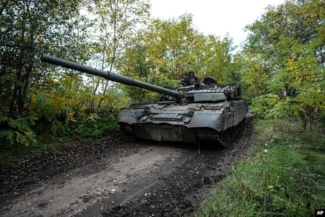 乌克兰军人在乌克兰巴赫穆特驾驶一辆据称从俄罗斯军队缴获的T-80坦克。(2022年10月2日)