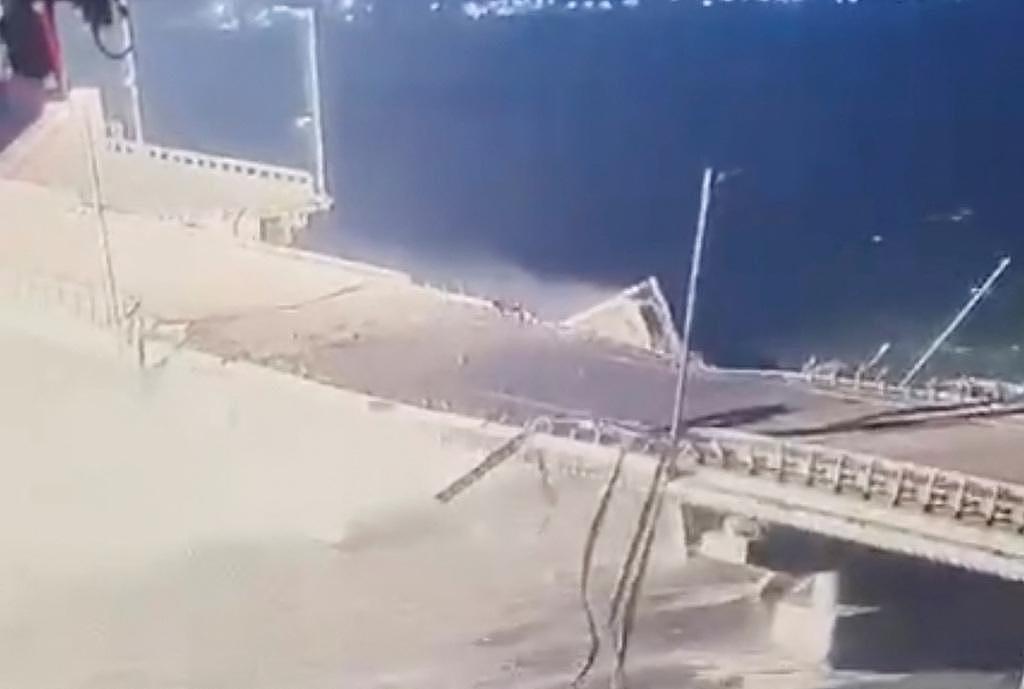 監視器影像拍下，爆炸後整座橋硬生生斷裂沉入海裡。 (圖/路透社)
