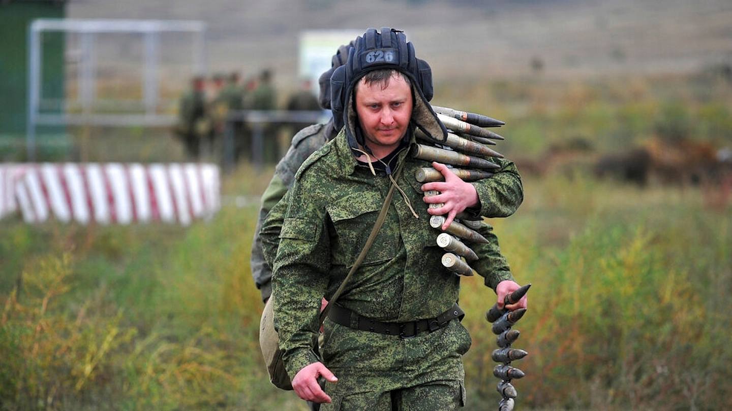 2022年10月4日，一名被征召入伍的俄罗斯人在俄南顿河畔罗斯托夫（Rostov-na-Don）一个靶场携带弹药。 （AP）