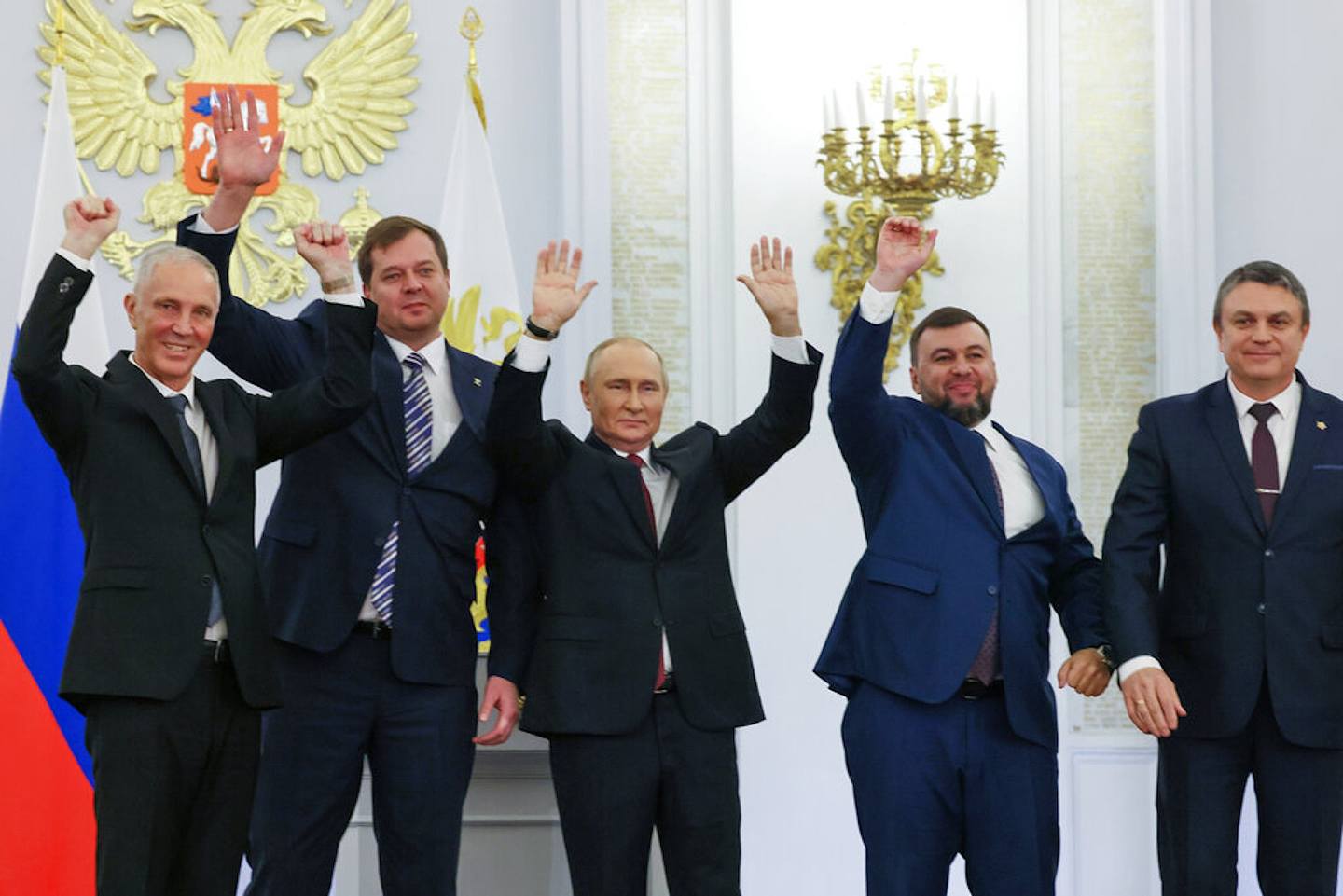 2022年9月30日，左起由俄羅斯委派的赫爾松州首長薩爾多（Vladimir Saldo）、由俄羅斯委派的扎波羅熱州首相巴利茨基（Yevgeny Balitsky）、俄羅斯總統普京、頓涅茨克領導人普希林（Denis Pushilin）及盧甘斯克領導人帕舍尼克（Leonid Pasechnik）出席協議簽署議式，並一同向在場人士揮手。（AP）
