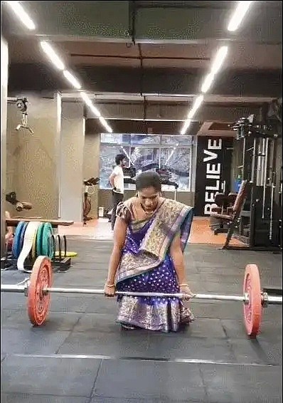 【美女】印度女医生穿沙丽撸铁，被网友狂喷：穿好衣服再来健身吧（组图） - 4