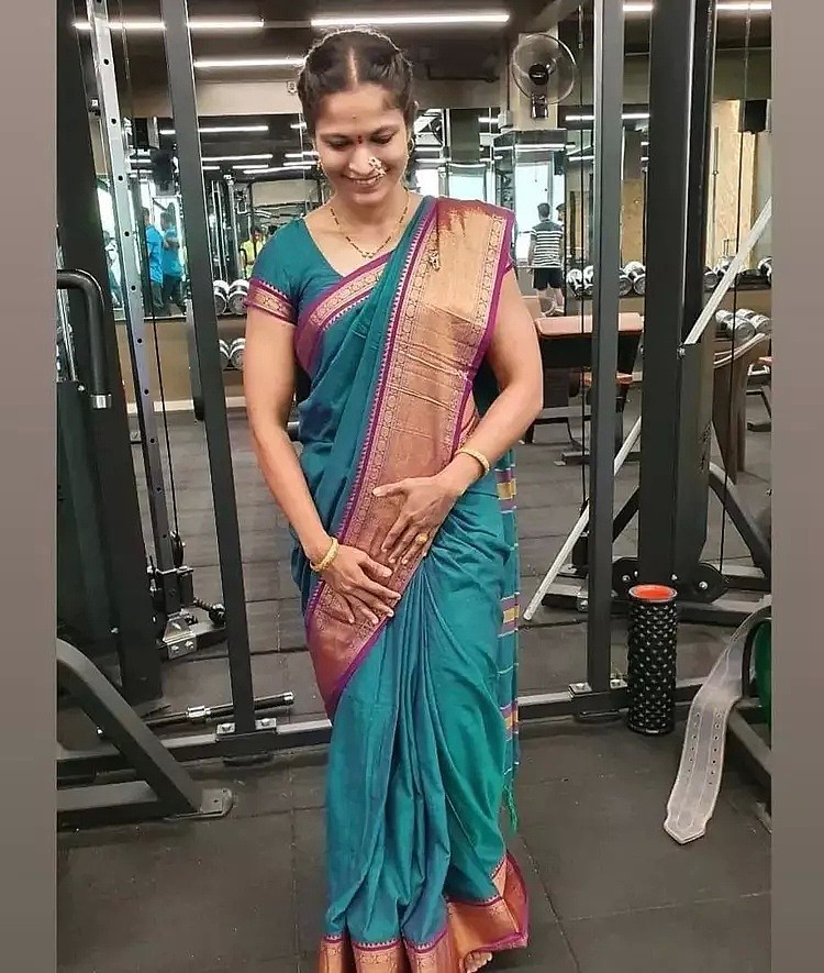 【美女】印度女医生穿沙丽撸铁，被网友狂喷：穿好衣服再来健身吧（组图） - 9
