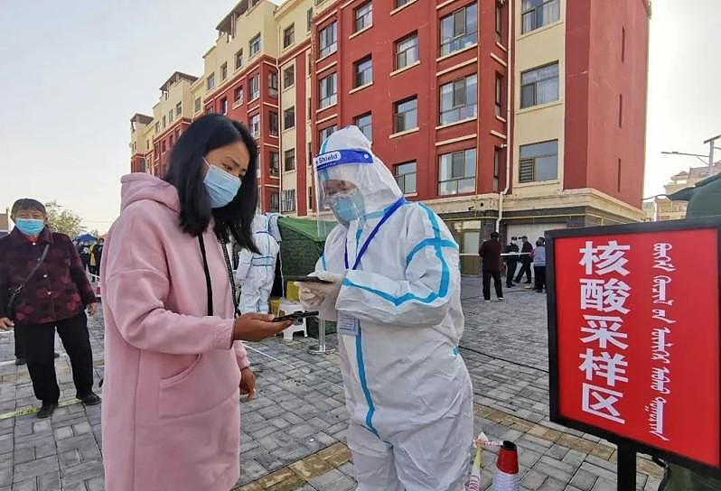 中国山西、内蒙古多地都在没有疫情传出的情况下宣布封城，图为近日鄂尔多斯市演练核酸检测。 （图／取自「鄂尔多斯发布」微信公众号）