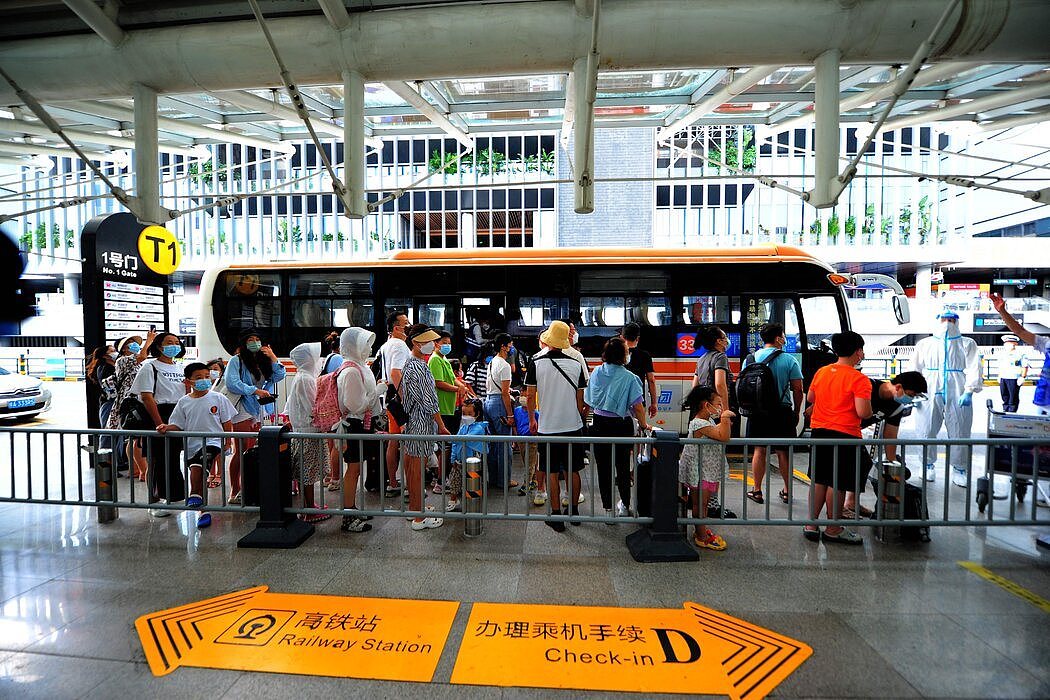 今年8月，热门旅游城市三亚被封控，导致数万名游客滞留当地。