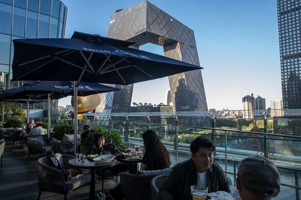 俯瞰北京中央商务区的餐厅。 中国向贫穷国家提供大量可调整利率贷款。