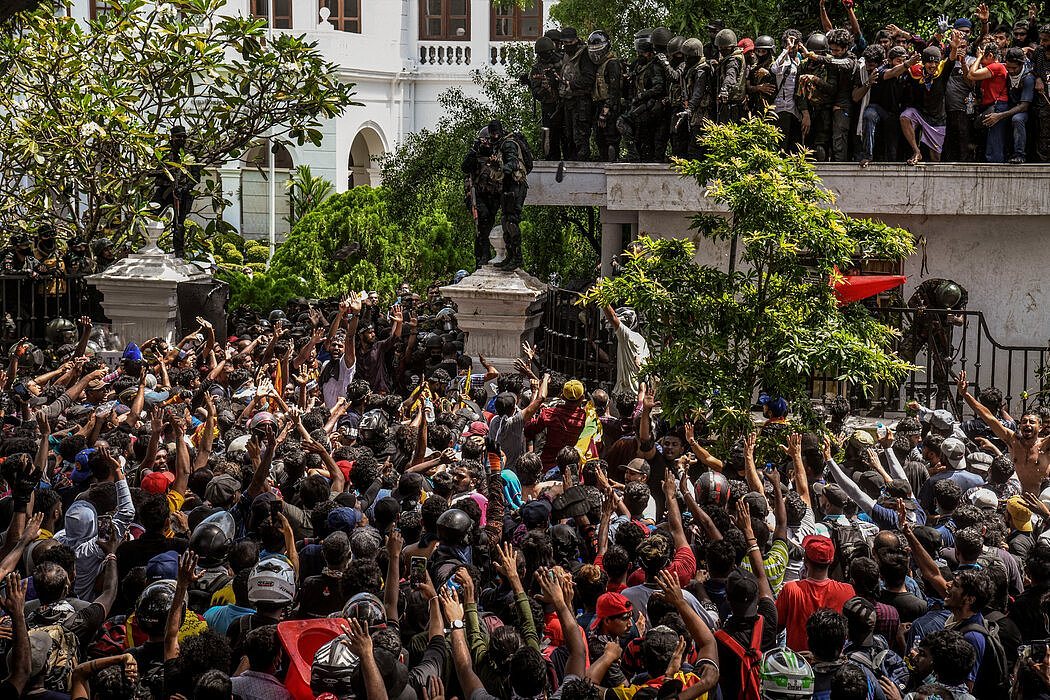 7月，抗议者在斯里兰卡可伦坡总理办公室外，他们后来占领了那里。