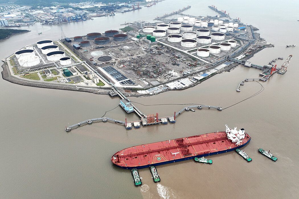 中国舟山外钓岛码头的一艘油轮。