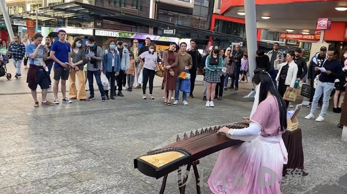 华人婚礼策划师自学中国传统乐器，在澳洲街头秀古筝，现场纠错换来老外回头赞（组图） - 3