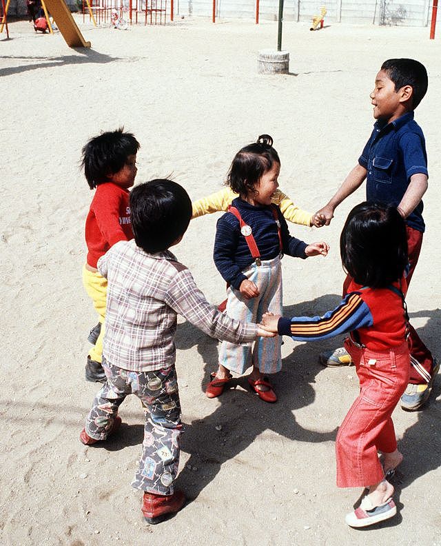 在圣文森特孤儿院操场上和其他美韩混血儿一起玩耍。