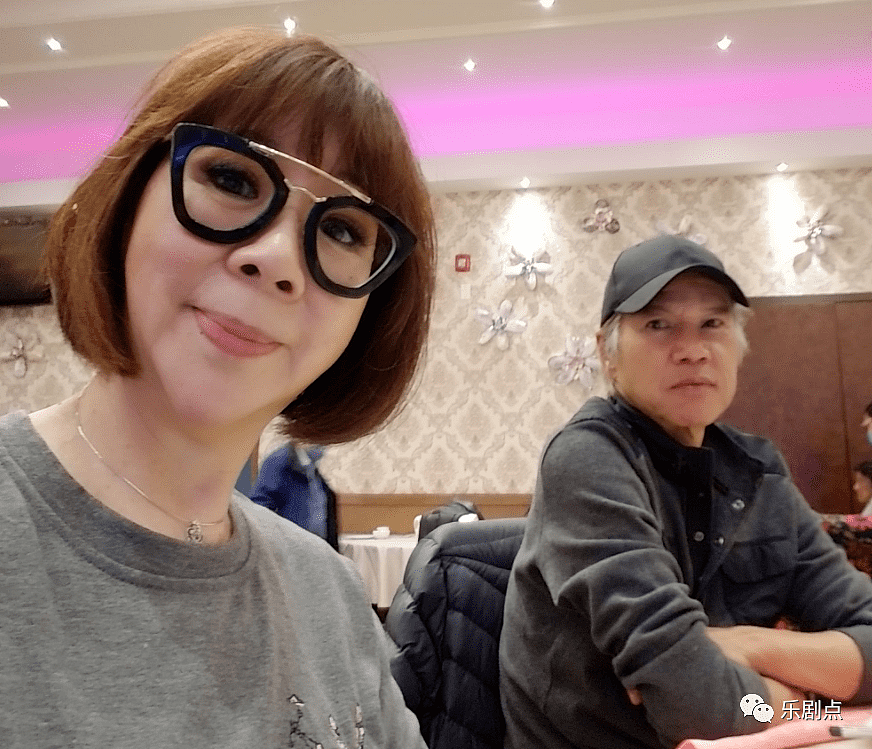 65岁香港老戏骨定居国外，携妻子吃中餐怀念家乡味道（组图） - 3