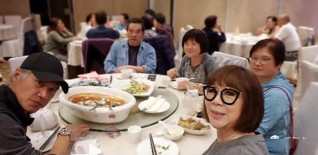 65岁香港老戏骨定居国外，携妻子吃中餐怀念家乡味道（组图） - 2